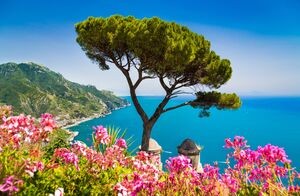 Malowniczy widok na słynne wybrzeże Amalfi z Zatoką Salerno z ogrodów Villa Rufolo w Ravello, Kampania, Włochy