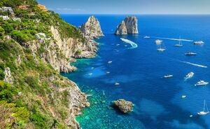 Niesamowite klify Faraglioni panorama z majestatycznym morzem Tyrreńskim w tle, wyspa Capri, region Kampania, Włochy, Europa