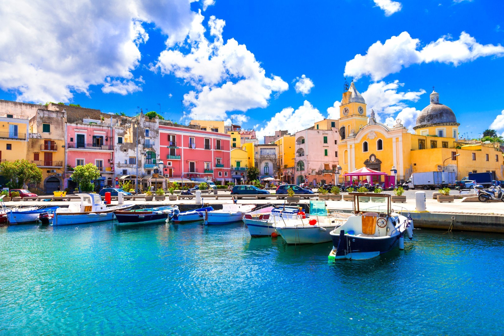 Piękna kolorowa wyspa Procida. Campania, Włochy