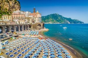 Piękny widok z malowniczego miasta Atrani na słynnym wybrzeżu Amalfi z Zatoką Salerno, Kampania, Włochy