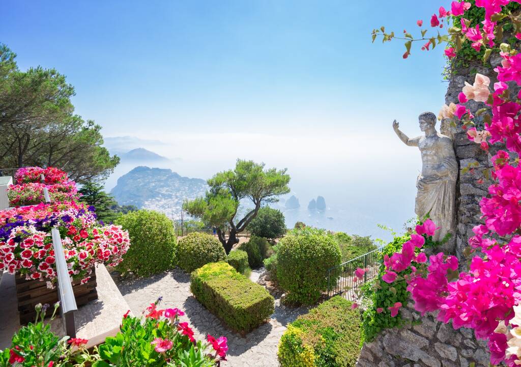 Widok z góry Solaro na wyspie Capri w letni dzień, Włochy