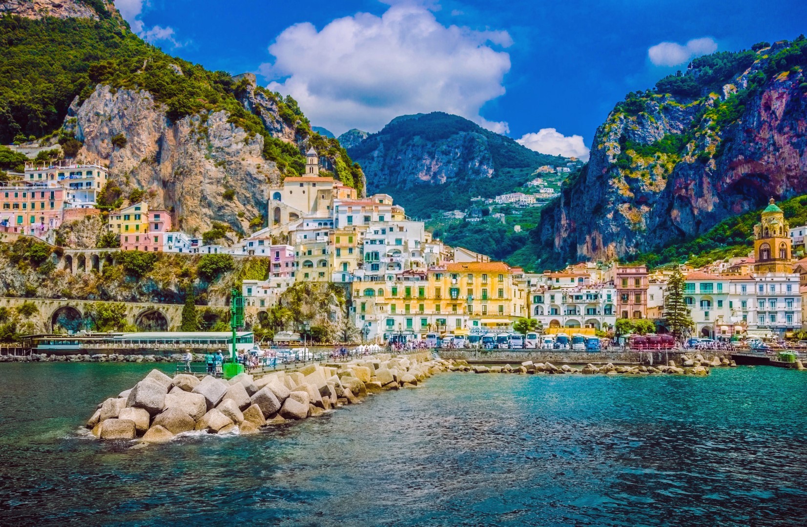 Wspaniałe Włochy. Mała oaza wioski Amalfi z turkusowym morzem i kolorowymi domami na zboczach wybrzeża