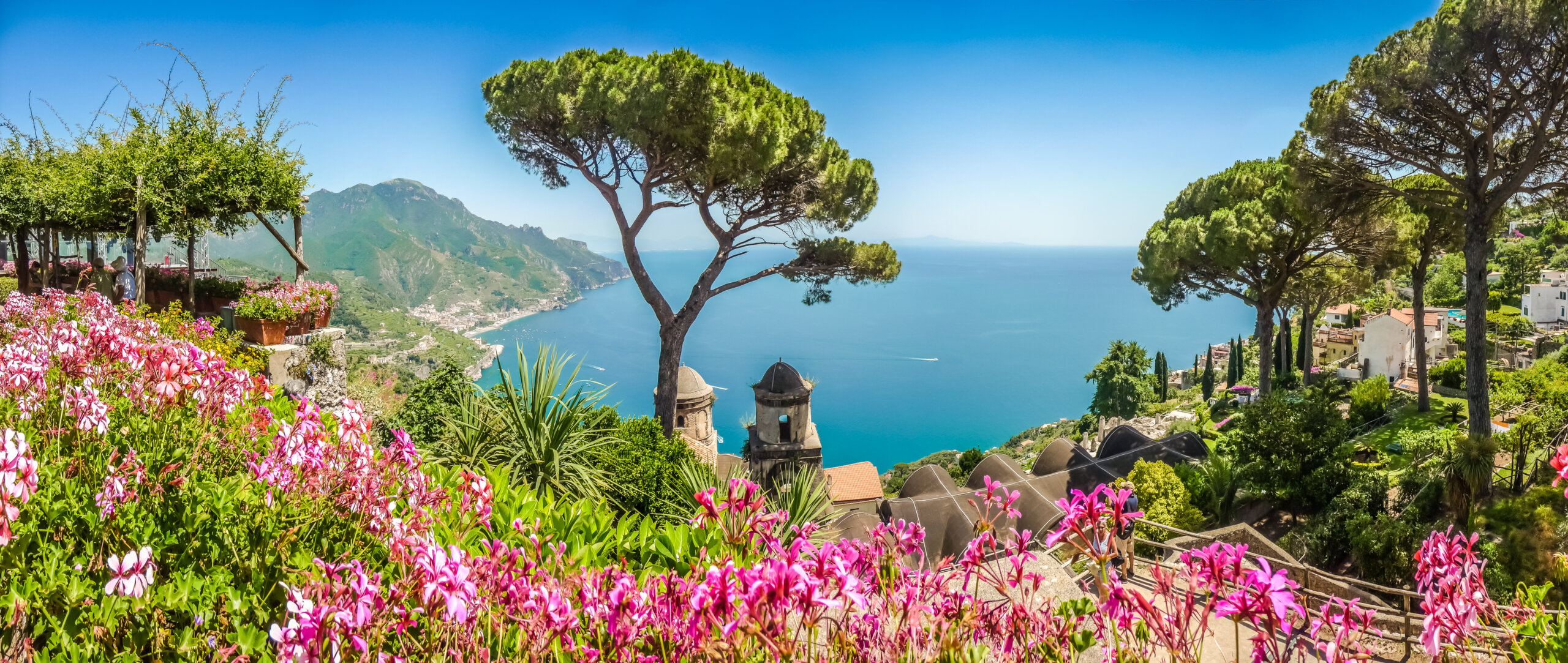 Malowniczy widok na słynne wybrzeże Amalfi z Zatoką Salerno z ogrodów Villa Rufolo w Ravello, Kampania, Włochy