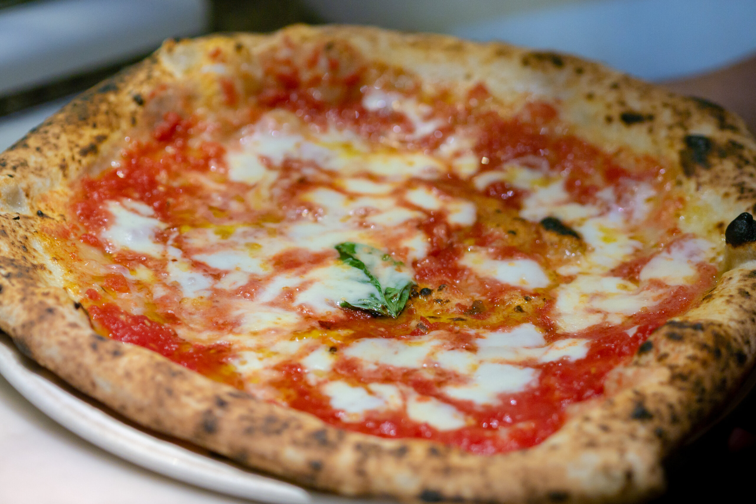 Pizza Margherita w stylu neapolitańskim w historycznym centrum Neapolu, licencja: shutterstock/By PPfeiffer