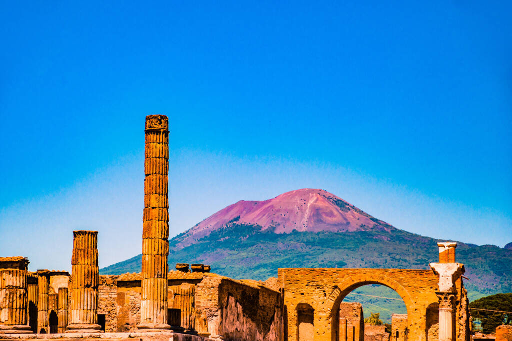 Słynne zabytkowe miejsce Pompei, niedaleko Neapolu. Został całkowicie zniszczony przez erupcję Wezuwiusza. Jedna z głównych atrakcji turystycznych we Włoszech.