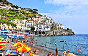 Wybrzeże Amalfi. Włochy, główny ośrodek turystyczny i jedno z najczęściej odwiedzanych miejsc w południowych Włoszech, licencja: shutterstock/By GGennady Stetsenko