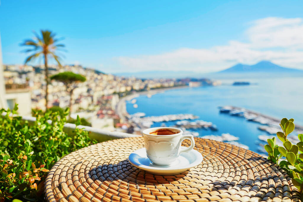 Filiżanka świeżej kawy espresso w kawiarni z widokiem na Wezuwiusz w Neapolu, Kampania, południowe Włochy