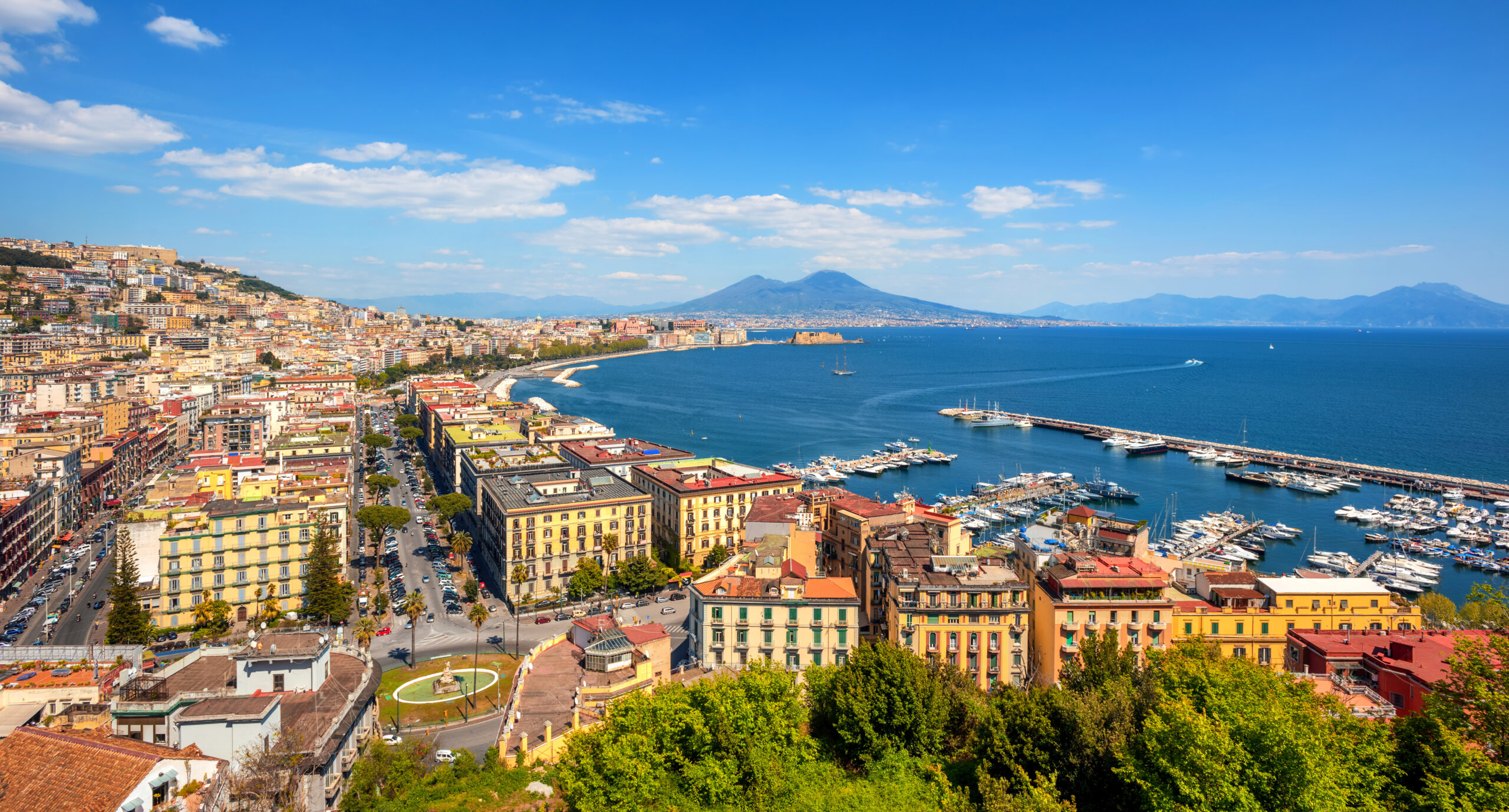 Panoramiczny widok na Neapol, sąsiedztwo Chiaia, Wezuwiusz i zatokę Neapolu, Morze Śródziemne, Włochy