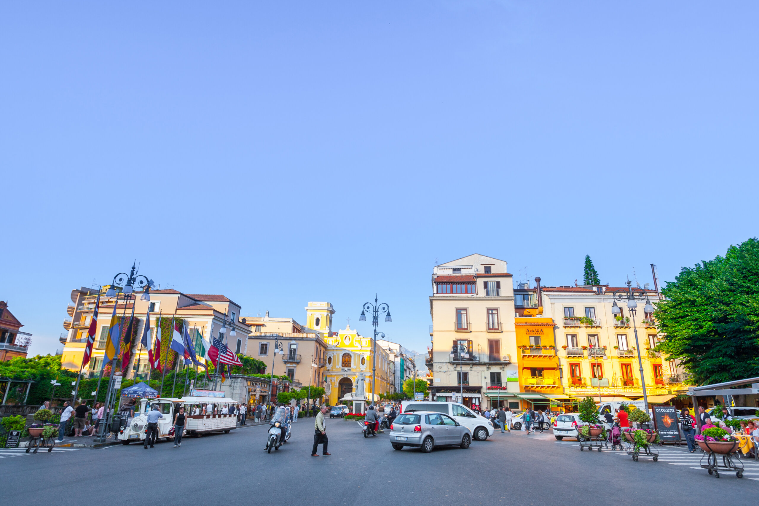 SORRENTO, WŁOCHY - Turyści i okoliczni mieszkańcy cieszą się ciepłym, słonecznym wieczorem w centrum Sorrento, Neapol, Kampania, Włochy. licencja: shutterstock/By Sodel Vladyslav
