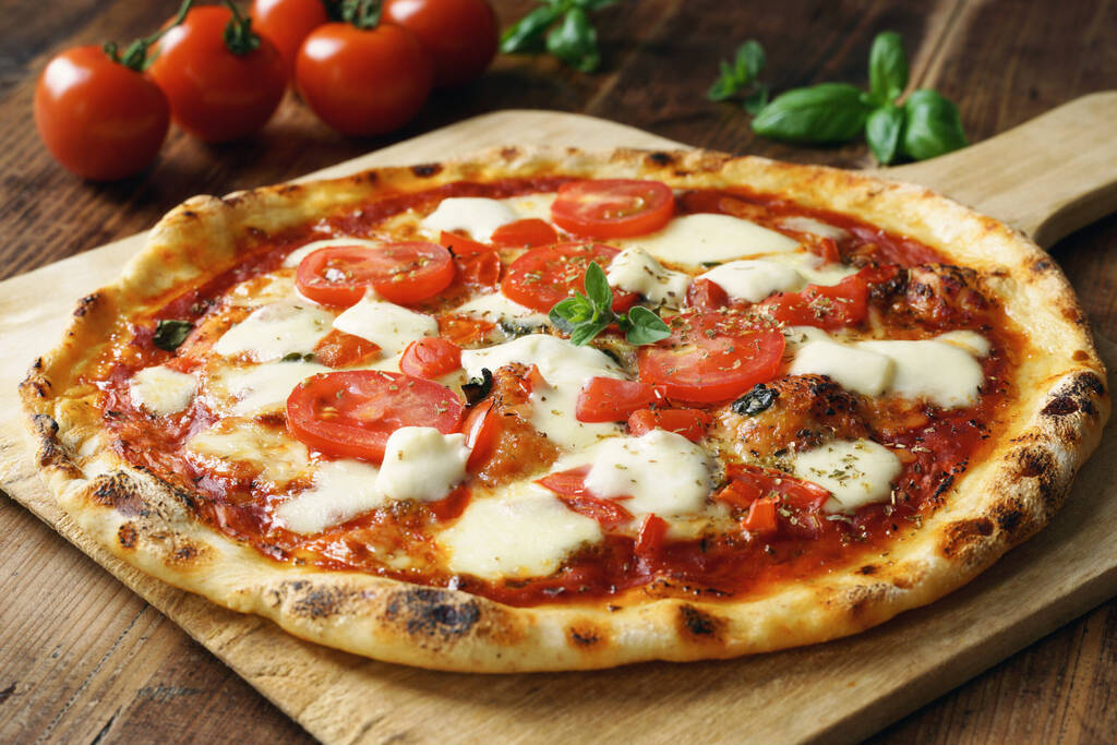 Świeża domowa włoska pizza Margherita z mozzarellą bawolem i bazylią