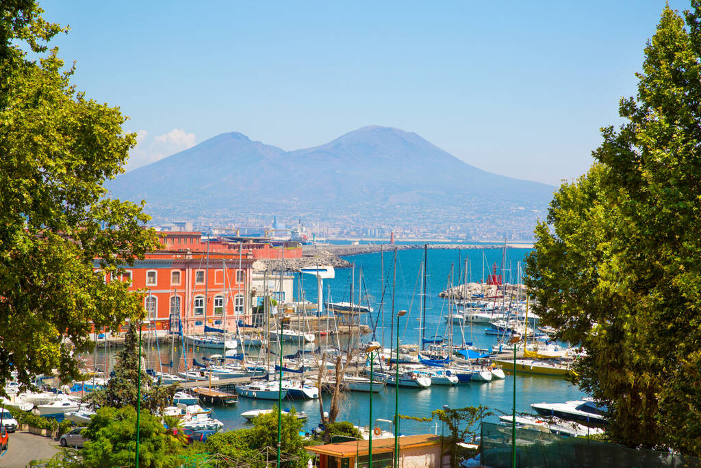Zatoka Napoli (Naples Bay), wulkan Wezuwiusza. Piękny pejzaż morski, piękna panorama, Włochy.