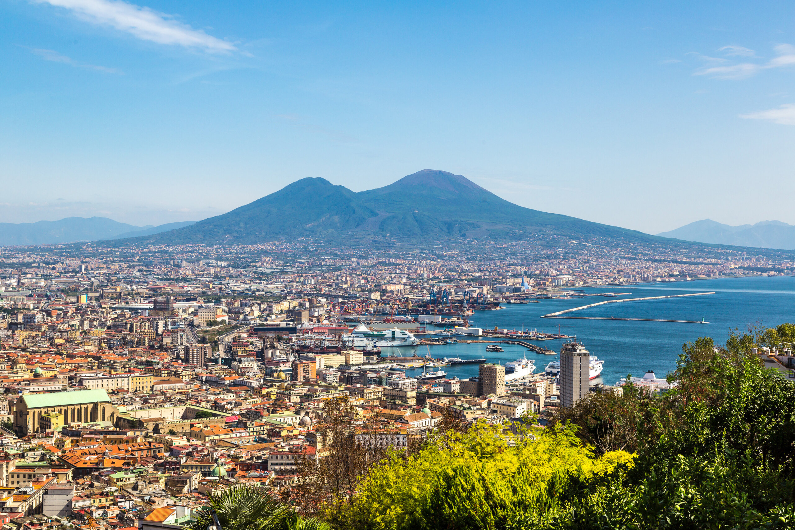 Napoli (Neapol) i Wezuwiusz w tle o zachodzie słońca w letni dzień, Włochy, Kampania