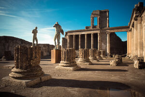 Ruiny starożytnego miasta Pompeje, który został zniszczony przez wulkan, Wezuwiusz, około dwóch tysiącleci temu, 79 n.e. Miejsce jest otwarte dla zwiedzających i jest popularnym miejscem dla turystów we Włoszech.