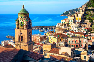 Zabytkowe stare miasto Amalfi na śródziemnomorskim wybrzeżu Amalfi, półwysep Sorrento, Neapol, Włochy, licencja: shutterstock