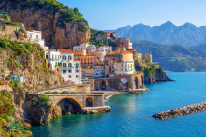 Miasto Atrani przez Amalfi na pięknym wybrzeżu Morza Śródziemnego Amalfi, Neapol, Włochy