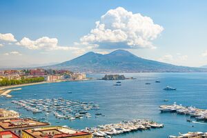 Neapol, Włochy. Widok na Zatokę Neapolitańską ze wzgórza Posillipo z Wezuwiuszem daleko w tle., licencja: shutterstock