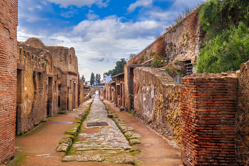Zatoka Neapolitańska, Ercolano, Italy at Herculaneum, an ancient Roman town buried in the eruption of Mount Vesuvius in AD 79.