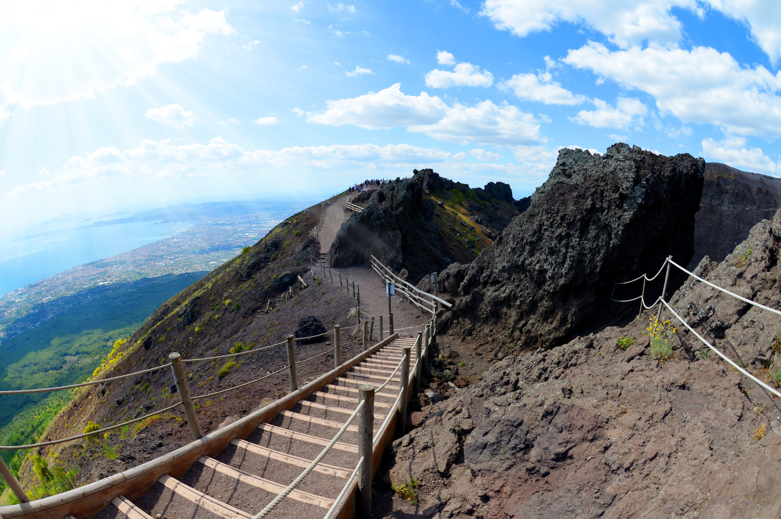 Sorrento wycieczki. Hiking trail on Vesuvius volcano. Campania region, Italy
