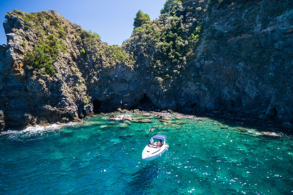 Ischia, samotna łódź w turkusowej zatoce niedaleko Lacco Ameno. Neapol, Włochy