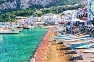 Łodzie na nabrzeżu Marina Grande na wyspie Capri na Morzu Tyrreńskim, Włochy