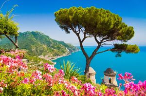 Plan podróży po Wybrzeżu Amalfi. Scenic panoramic view of famous Amalfi Coast with Gulf of Salerno from Villa Rufolo gardens in Ravello, Campania, Italy