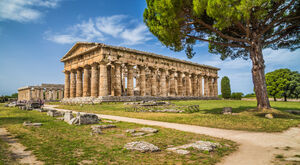 Sorrento wycieczki. Temple of Hera at famous Paestum Archaeological UNESCO World Heritage Site, which contains some of the most well-preserved ancient Greek temples in the world, Province of Salerno, Campania, Italy