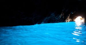 Plan podróży po Wybrzeżu AmalfiThe Blue Grotto, in italian "Grotta Azzurra", is a sea cave on the coast of the island of Capri, southern Italy
