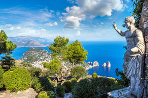 Sorrento wycieczki. Wyspa Capri w piękny letni dzień we Włoszech