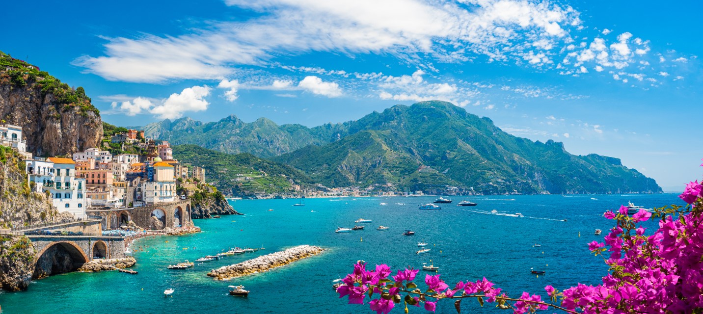 Kampania, Krajobraz z miastem Atrani na słynnym wybrzeżu Amalfi, Włochy