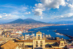 Napoli (Neapol) i góry Wezuwiusz w tle o zachodzie słońca w letni dzień, Włochy, Kampania