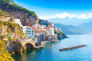 Widok na wybrzeże Amalfi na wybrzeżu Morza Śródziemnego, Włochy