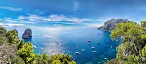 Wyspa Capri w piękny letni dzień we Włoszech