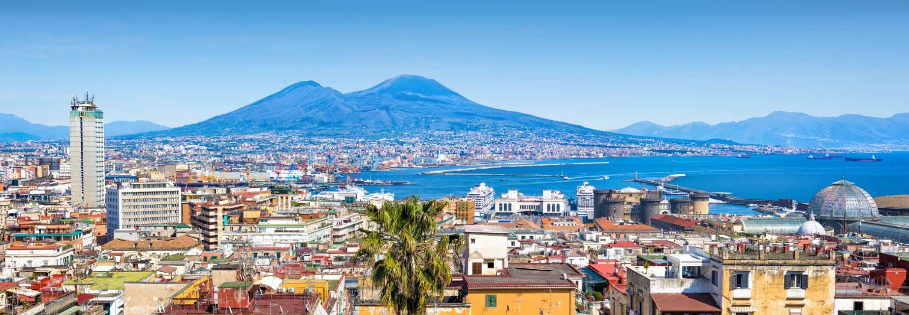 Hotele w Neapolu, Panoramic view of Naples, sea port in Gulf of Naples and Mount Vesuvius, Campania region, Italy.