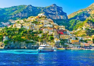 Widok na wieś Positano w słoneczny dzień wzdłuż wybrzeża Amalfi we Włoszech.