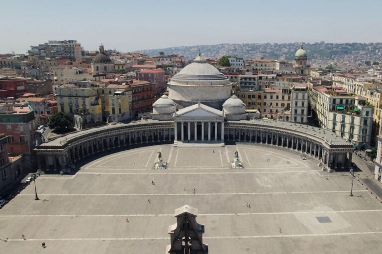 Piazza del Plebiscito – serce polityczne i kulturalne Neapolu