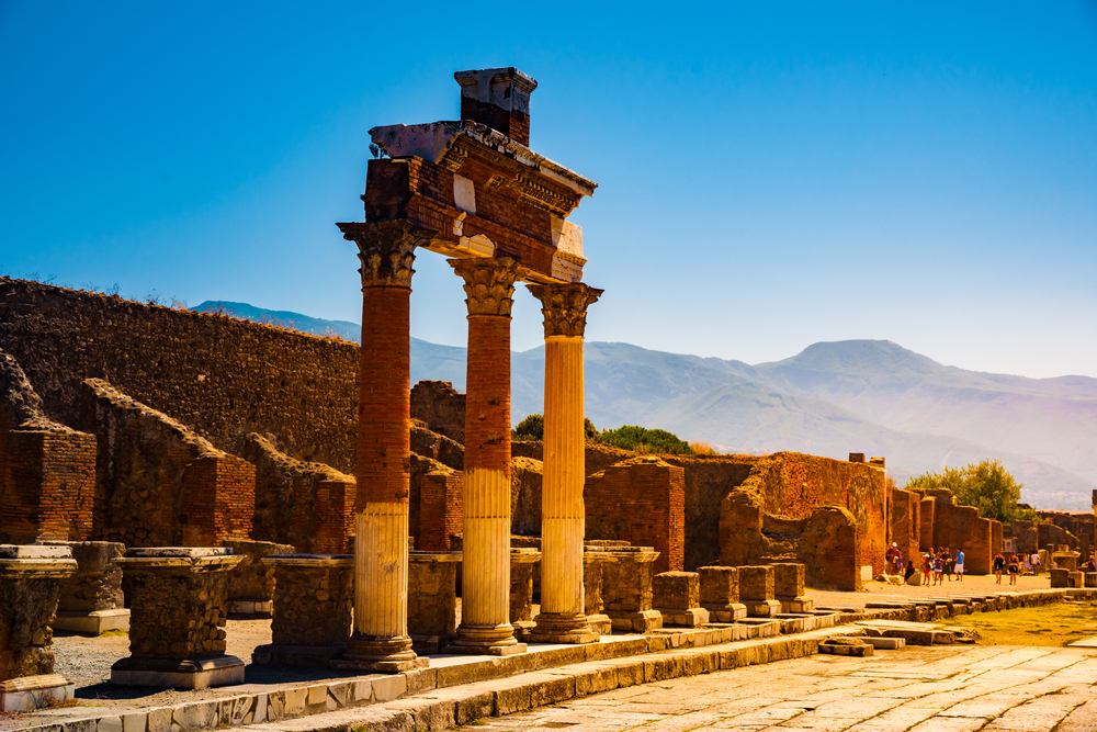 Słynne zabytkowe miejsce w Pompejach, niedaleko Neapolu. Został całkowicie zniszczony przez erupcję Wezuwiusza. Jedna z głównych atrakcji turystycznych we Włoszech.