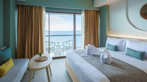 budżetowe hotele w Neapolu, A hotel room with bright fresh colors in Bali style, minimal style bedroom with ocean view